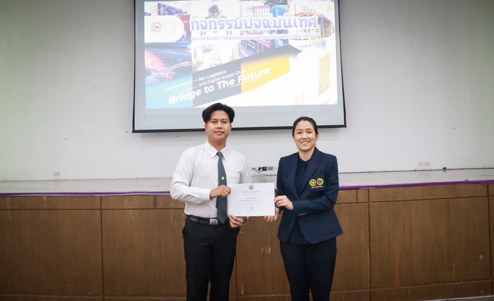 คณะโลจิสติกส์และดิจิทัลซัพพลายเชน ได้มอบเกียรติบัตรสำหรับนิสิตผลการเรียนดีเด่น และรางวัลผลการเรียนดี สำหรับนิสิต ประจำปีการศึกษา 2565