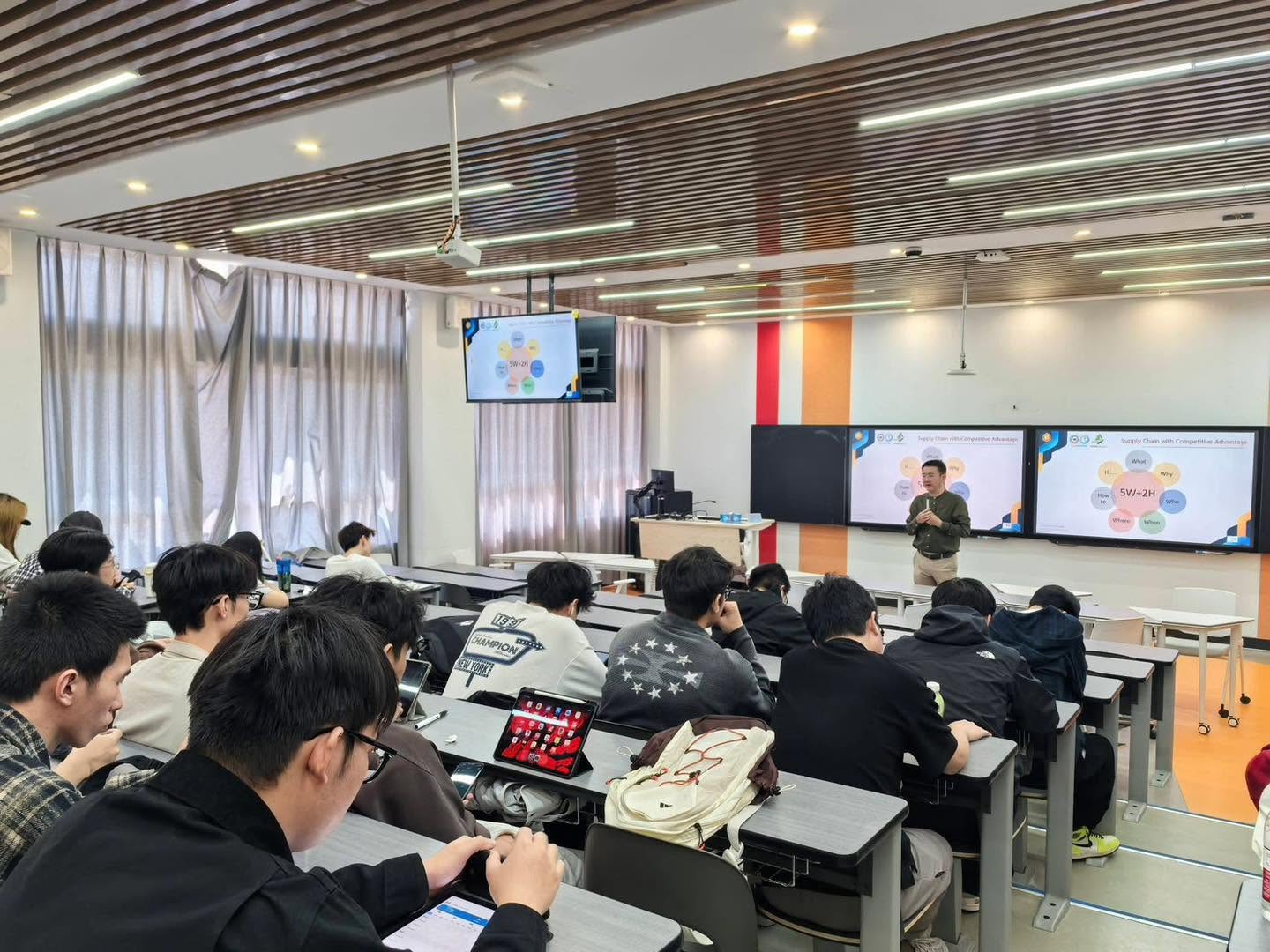 คณาจารย์ของคณะโลจิสติกส์ฯ ได้รับเชิญไปบรรยายพิเศษหลักสูตร Logistics Engineering (Chinese-foreign cooperatively-run educational project) ณ Chenggong Campus เมืองคุนหมิง สาธารณรัฐประชาชนจีน