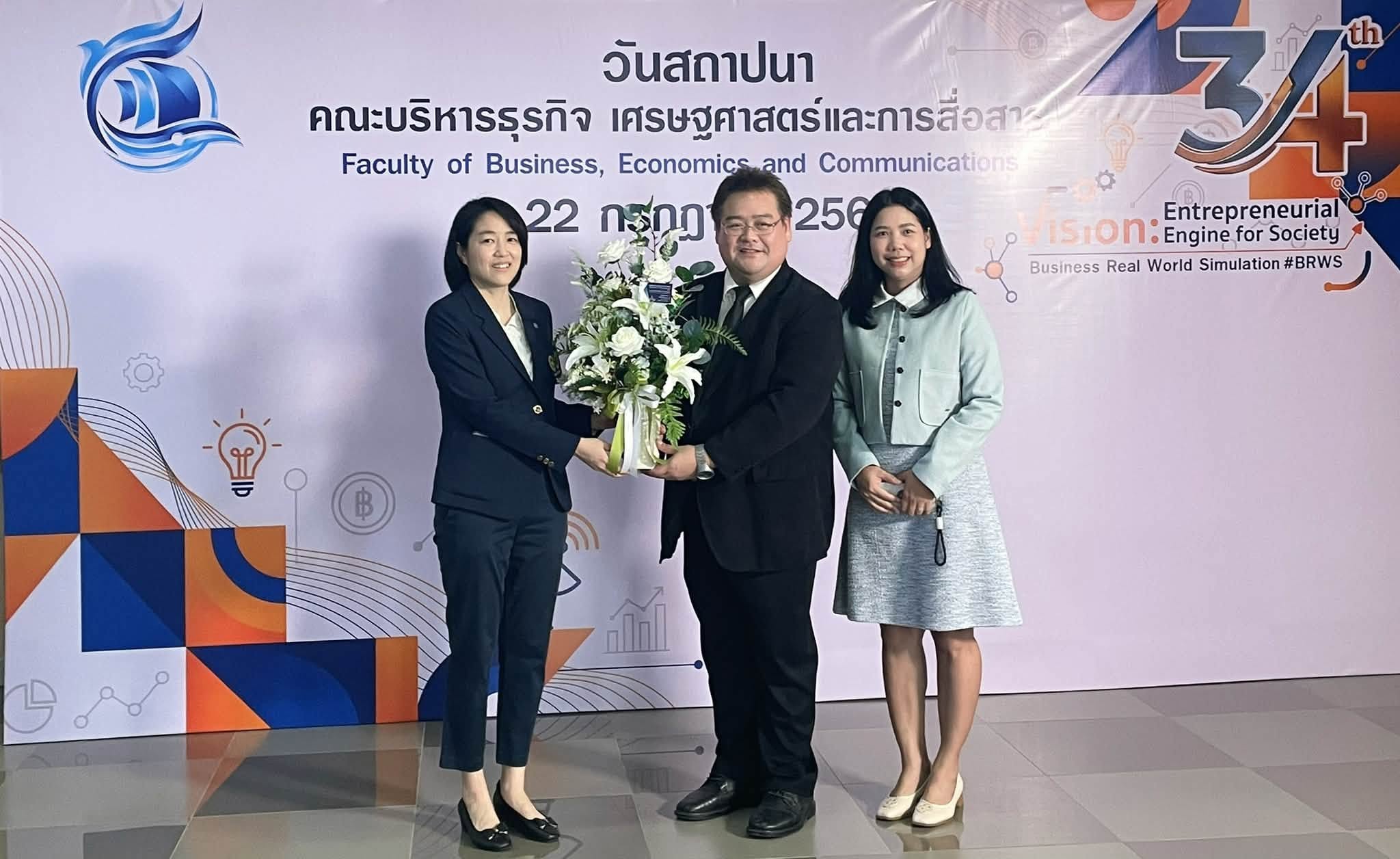 คณะผู้บริหาร คณะโลจิสติกส์ ร่วมพิธีทำบุญ และมอบดอกไม้แสดงความยินดี เนื่องในวันคล้ายวันสถาปนา ครบรอบ 34 ปี คณะบริหารธุรกิจ เศรษฐศาสตร์และการสื่อสาร