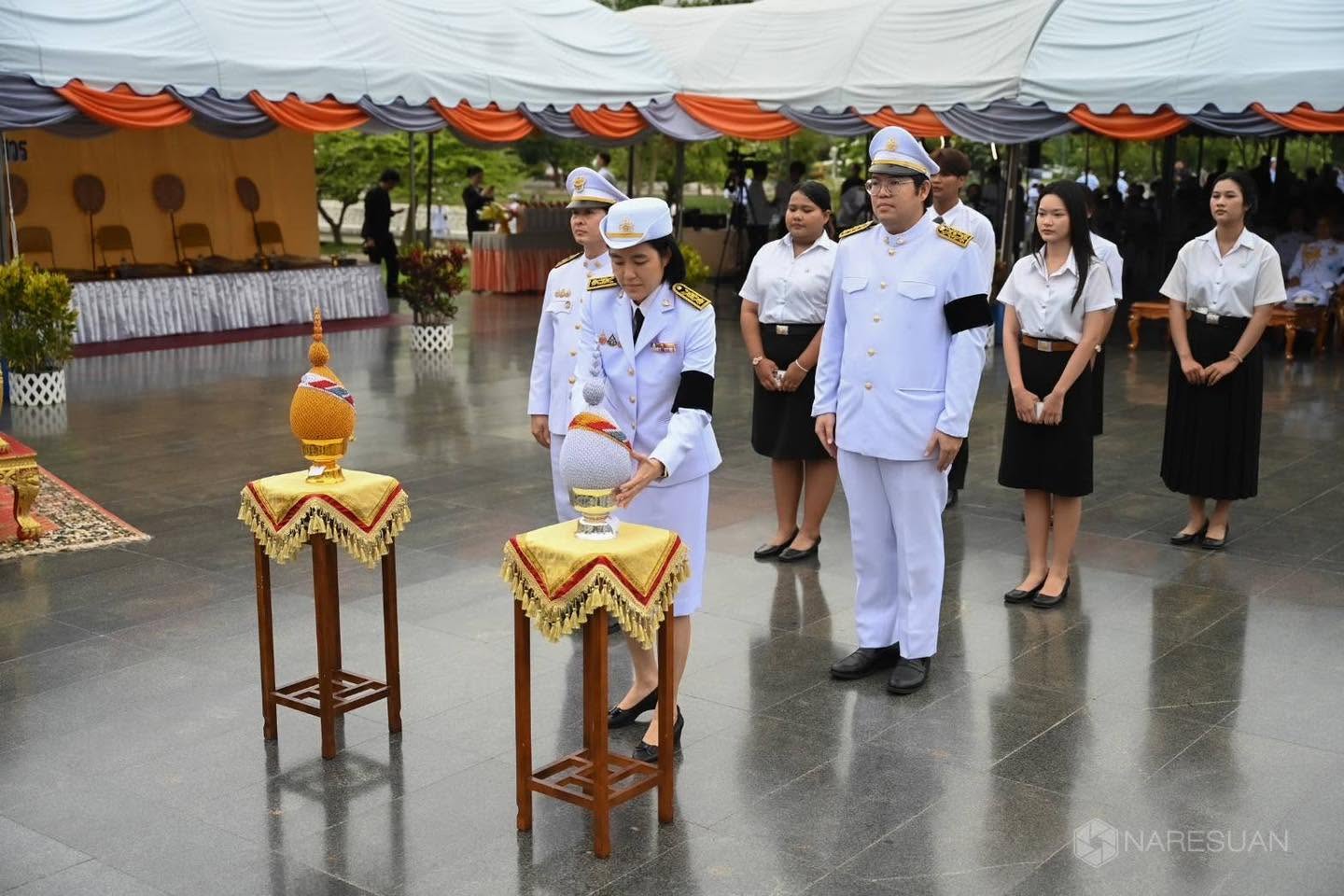 คณบดี รองคณบดีฝ่ายวางแผนและพัฒนาคุณภาพ หัวหน้าสำนักงานเลขานุการ และนิสิต ของคณะโลจิสติกส์และดิจิทัลซัพพลายเชน ได้เข้าร่วมพิธีเพื่อถวายราชสักการะแด่ดวงพระวิญญาณสมเด็จพระนเรศวรมหาราช เนื่องในวันคล้ายวันสถาปนามหาวิทยาลัยนเรศวร